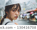 拿著傘的婦女 130416708