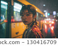 一名女子被突如其來的雨淋濕 130416709