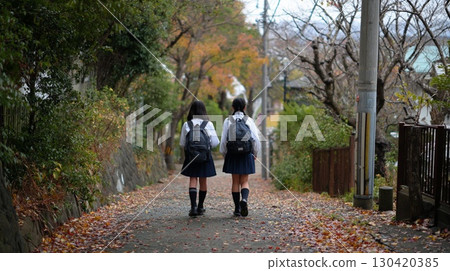 兩位高中女生爬上落葉覆蓋的山坡 | 上學路、秋天、友誼、青春 130420385