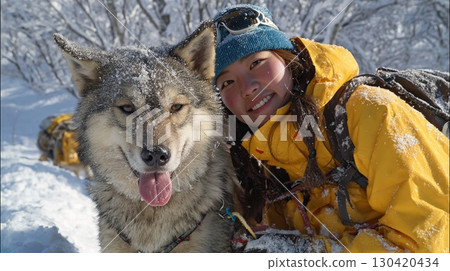 微笑的女人和哈士奇享受狗拉雪橇 | 冬季，雪景，陪伴，旅行，冒險，戶外 130420434