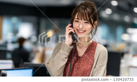 手持聽筒的微笑女商人 | 電話回應、溝通、微笑、接線生 130420735