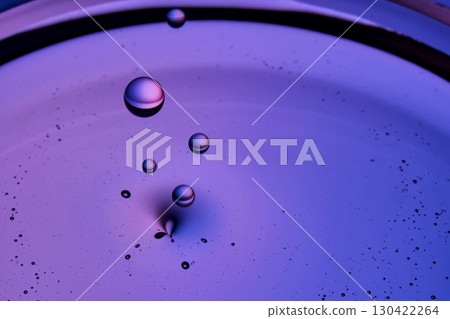 The texture of a serum or cosmetic oil with drops. 130422264