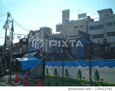 A nostalgic memory of the area in front of Shimokitazawa Station before the redevelopment. A cityscape that can no longer be seen. 130422762