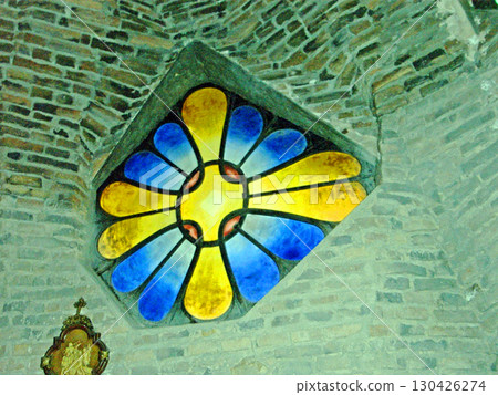 西班牙薩爾瓦洛高第建築科洛尼亞古埃爾教堂鐘樓的彩色玻璃窗 130426274