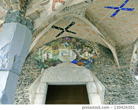 西班牙薩爾瓦洛，高第建造的科洛尼亞古埃爾教堂的入口 130426301