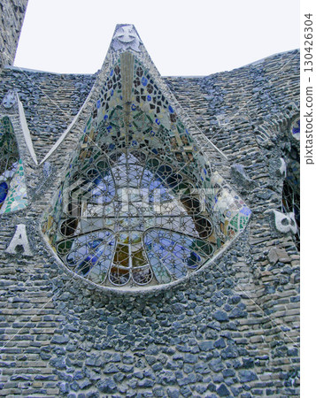 西班牙巴塞隆納高第建築科洛尼亞古埃爾教堂的彩色玻璃窗 130426304