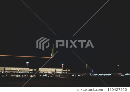 機場跑道的夜景 130427250