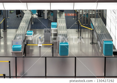 A scene of a Japanese airport with many people coming and going 130427292