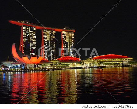 濱海灣金沙的 Spectra：燈光與水的夜間表演 130427683