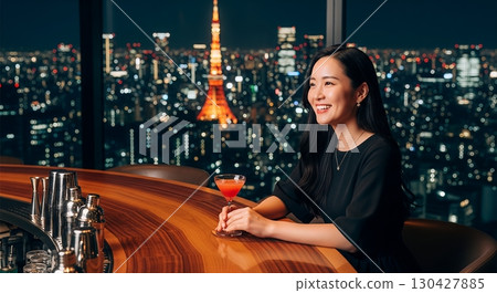 一位女士在酒吧欣賞夜景 130427885