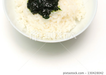 白色背景下，佃煮海藻盛放在米上 130428042