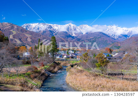 [秋天素材]從白馬村和大出公園看到的三層紅葉的秋天風景[長野縣] 130428597