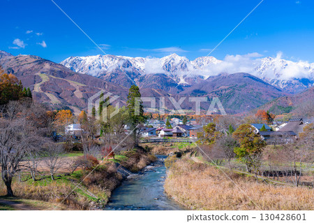 [秋天素材]從白馬村和大出公園看到的三層紅葉的秋天風景[長野縣] 130428601