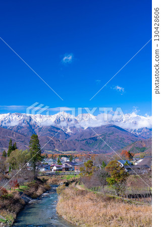[Autumn Material] Three-tiered autumn foliage scenery seen from Oide Park in Hakuba Village in autumn [Nagano Prefecture] 130428606