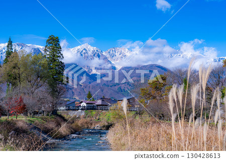 [秋天素材]從白馬村和大出公園看到的三層紅葉的秋天風景[長野縣] 130428613