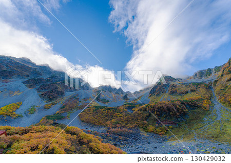 [Autumn leaves] Scenery of Karasawa Cirque with clouds forming as autumn leaves reach their peak [Nagano Prefecture] 130429032