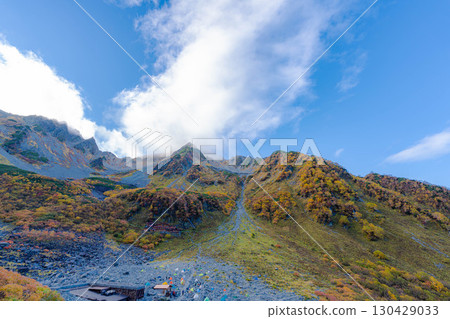 [Autumn leaves] Scenery of Karasawa Cirque with clouds forming as autumn leaves reach their peak [Nagano Prefecture] 130429033