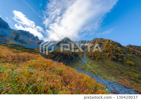 【紅葉】雲霧繚繞的唐澤冰斗美景,紅葉達到頂峰【長野縣】 【紅葉】雲霧繚繞的唐澤冰斗美景,紅葉達到頂峰【長野縣】 130429037