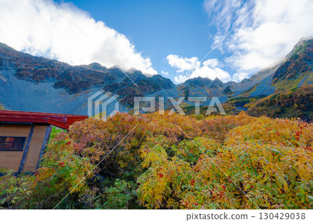 【紅葉】雲霧繚繞的唐澤冰斗美景，紅葉達到頂峰【長野縣】 130429038
