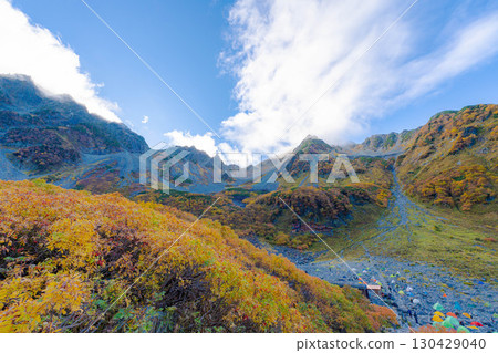 【紅葉】雲霧繚繞的唐澤冰斗美景，紅葉達到頂峰【長野縣】 130429040