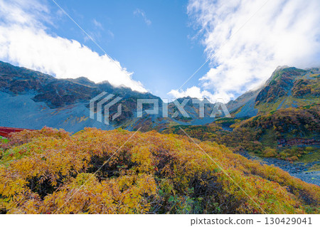 [Autumn leaves] Scenery of Karasawa Cirque with clouds forming as autumn leaves reach their peak [Nagano Prefecture] 130429041
