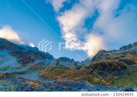 【紅葉】雲霧繚繞的唐澤冰斗美景,紅葉達到頂峰【長野縣】 【紅葉】雲霧繚繞的唐澤冰斗美景,紅葉達到頂峰【長野縣】 130429045