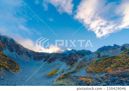 [Autumn leaves] Scenery of Karasawa Cirque with clouds forming as autumn leaves reach their peak [Nagano Prefecture] 130429046