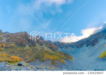 [Autumn leaves] Scenery of Karasawa Cirque with clouds forming as autumn leaves reach their peak [Nagano Prefecture] 130429047