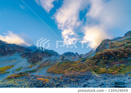 [Autumn leaves] Scenery of Karasawa Cirque with clouds forming as autumn leaves reach their peak [Nagano Prefecture] 130429049