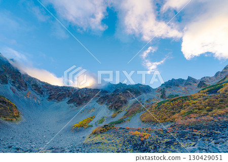 【紅葉】雲霧繚繞的唐澤冰斗美景，紅葉達到頂峰【長野縣】 130429051