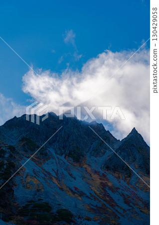 【紅葉】雲霧繚繞的唐澤冰斗美景，紅葉達到頂峰【長野縣】 130429058