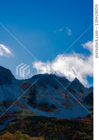 【紅葉】雲霧繚繞的唐澤冰斗美景，紅葉達到頂峰【長野縣】 130429059