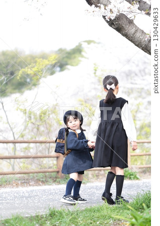 櫻花和一名 3 歲女孩與她 9 歲的妹妹參加幼兒園入學儀式 130429633