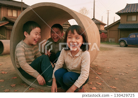 Scenes from the Showa era: Children playing with clay pipes 130429725