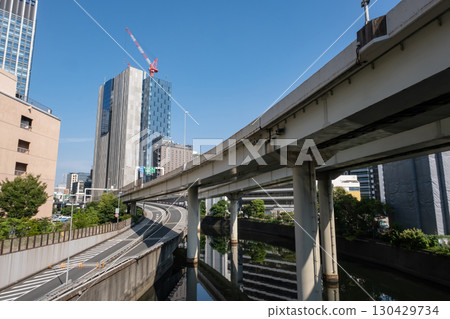 穿梭於摩天大樓之間的首都高速公路 130429734