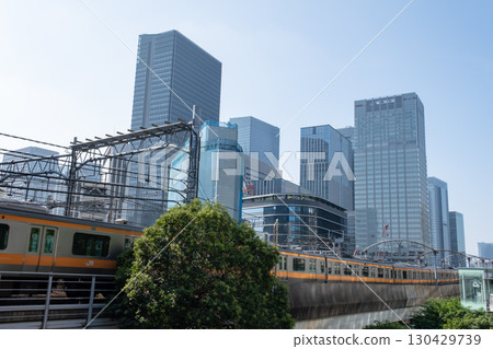 A train running between skyscrapers 130429739