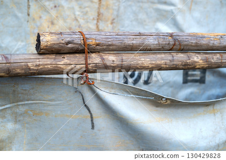 用鐵絲固定的鷹架原木 130429828