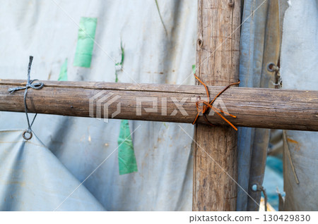 用鐵絲固定的鷹架原木 130429830