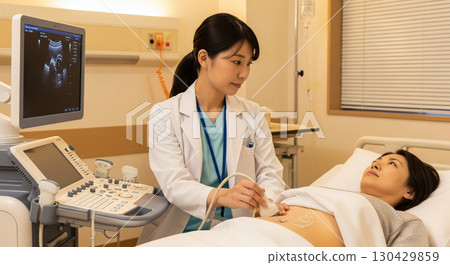 一名女護士為一名婦女進行腹部超音波檢查 一名女護士為一名婦女進行腹部超音波檢查 130429859