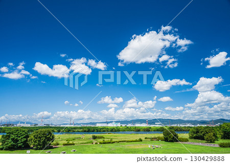 枚方市淀川公園出口處的夏日風景 130429888