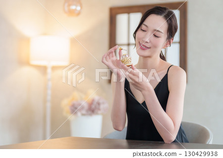 拿著香水瓶的女人 130429938