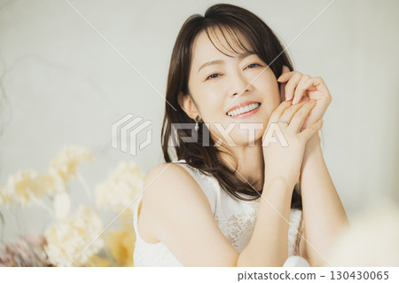 Cute woman in her 40s 130430065