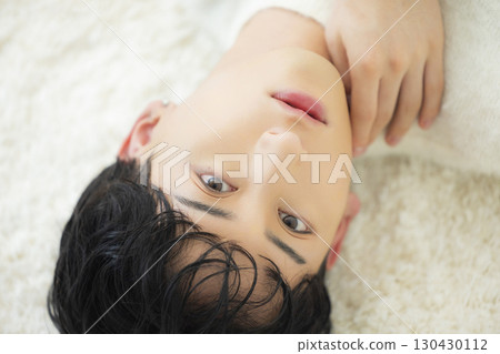 穿針織服裝的躺著的男人 穿針織服裝的躺著的男人 130430112