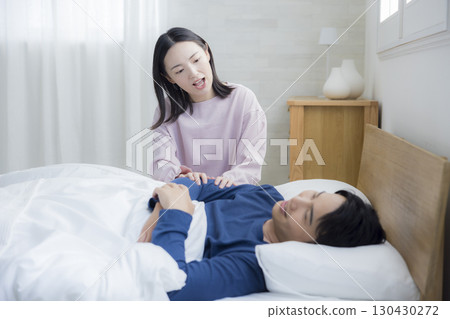 妻子叫醒了不肯醒來的丈夫 妻子叫醒了不肯醒來的丈夫 130430272