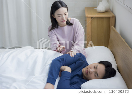 妻子叫醒了不肯醒來的丈夫 妻子叫醒了不肯醒來的丈夫 130430273