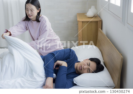 A wife wakes up her husband who won't wake up 130430274
