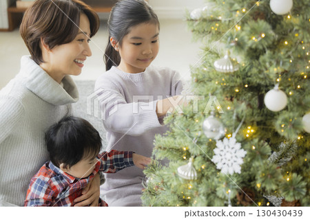 家庭裝飾聖誕樹 家庭裝飾聖誕樹 130430439