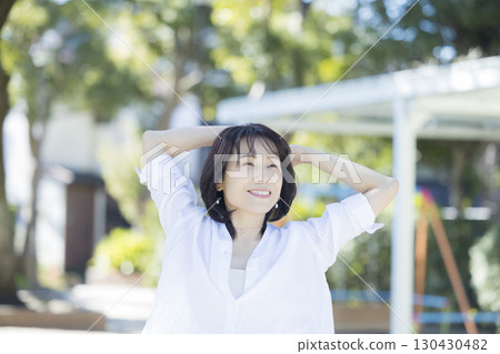 走在公園的中年婦女 走在公園的中年婦女 130430482