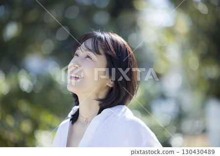 走在公園的中年婦女 130430489