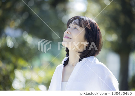 走在公園的中年婦女 130430490